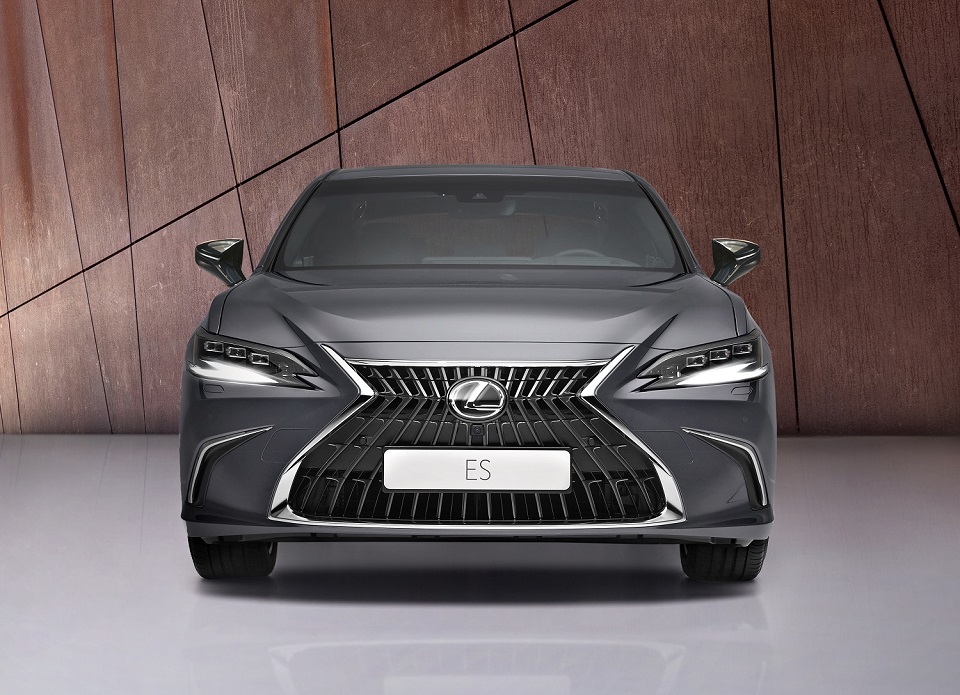 Мировая премьера обновлённого бизнес-седана Lexus ES