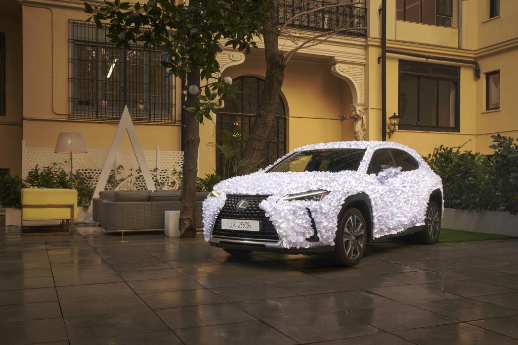 Вместо тысячи слов: представлен Lexus UX, покрытый тысячами лепестков