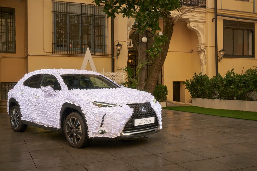 Вместо тысячи слов: представлен Lexus UX, покрытый тысячами лепестков