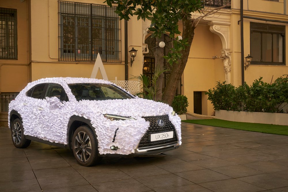 Вместо тысячи слов: представлен Lexus UX, покрытый тысячами лепестков