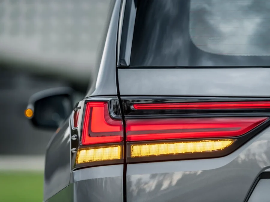 Задние фары Lexus LX