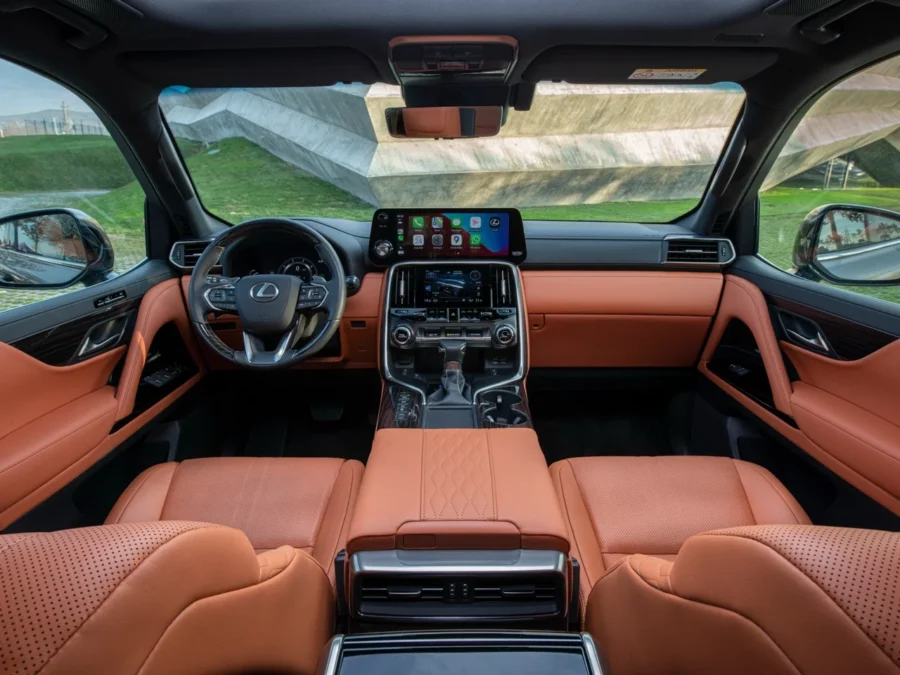 Передний ряд в Lexus LX