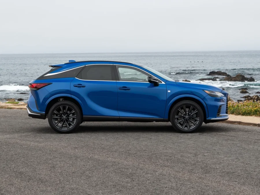 Фото Lexus RX с боковой стороны